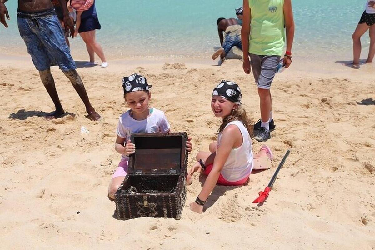 due bambine sedute sulla sabbia della spiaggia