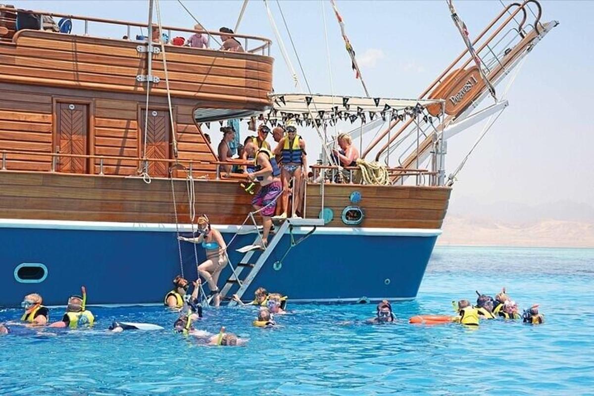 un gruppo di persone in acqua su una barca
