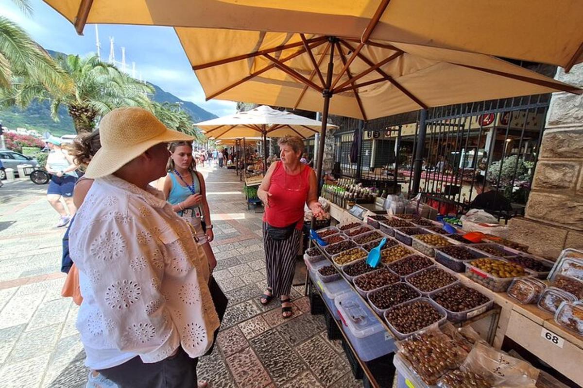 Un grupo de personas de pie frente a un mercado.