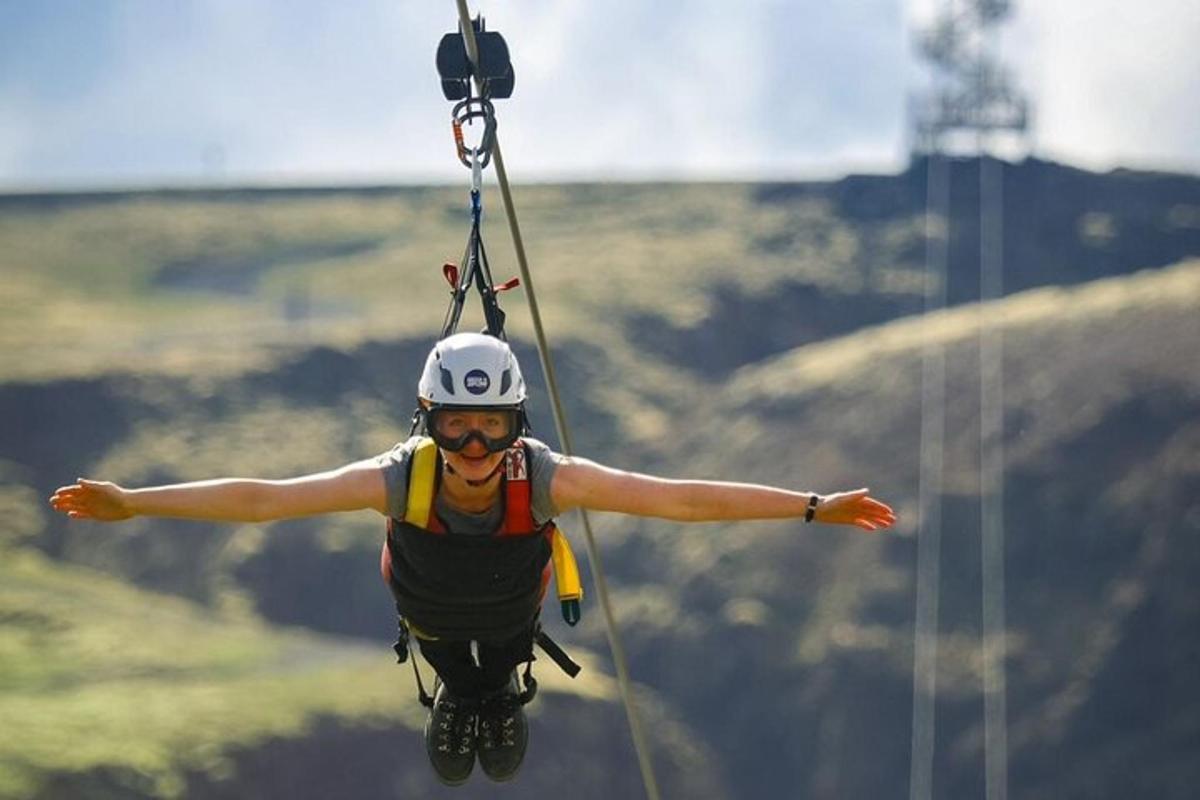 osoba visící z lana na zip line