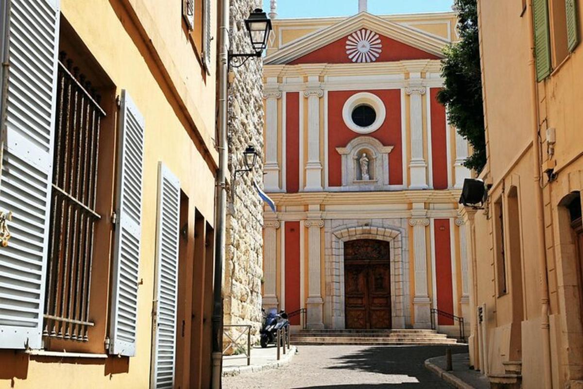 una grande chiesa con una grande porta in una strada