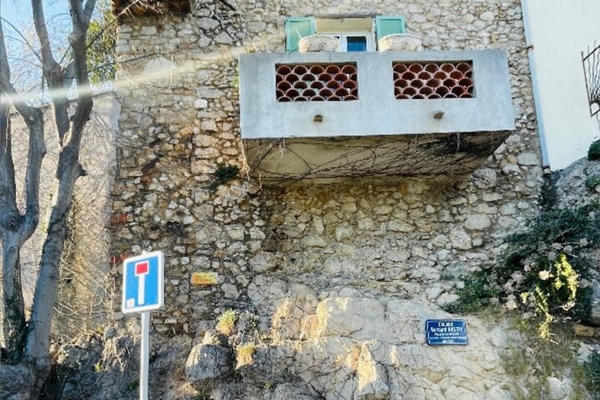 un edificio con una finestra su un muro di pietra