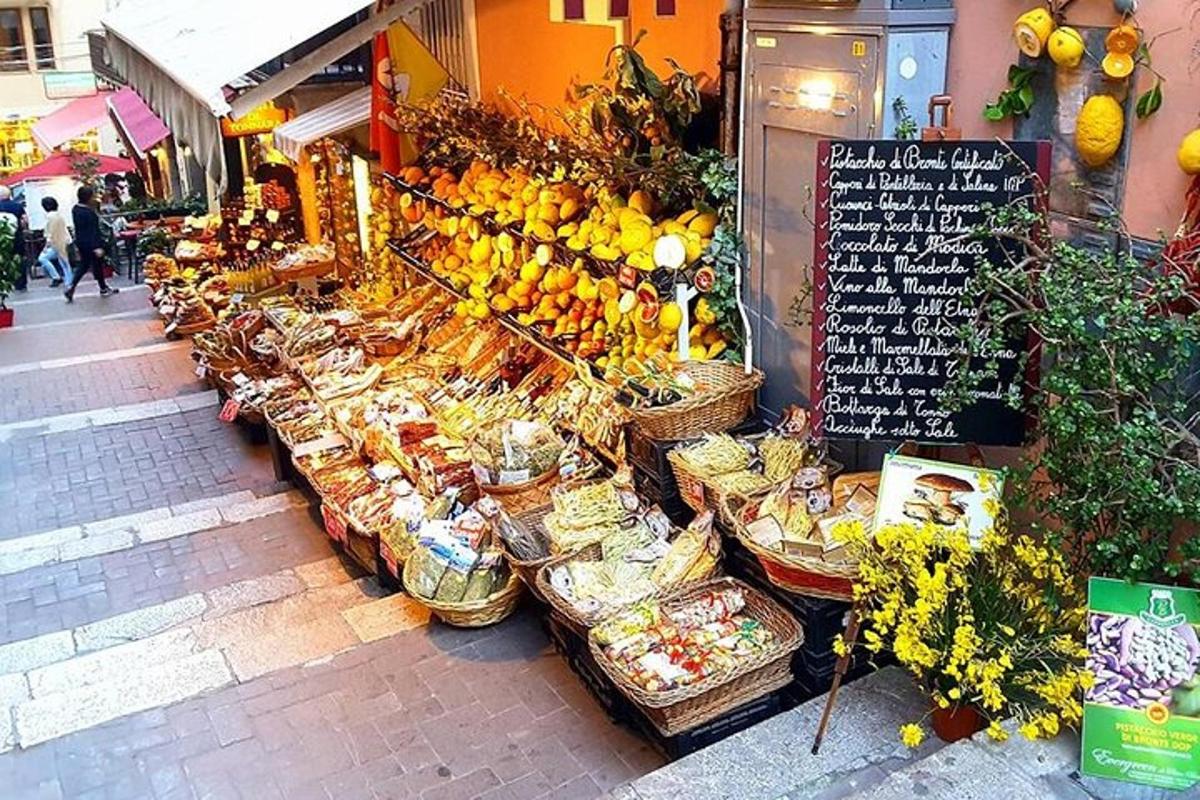 pasar dengan bakul buah-buahan dan sayur-sayuran di jalan