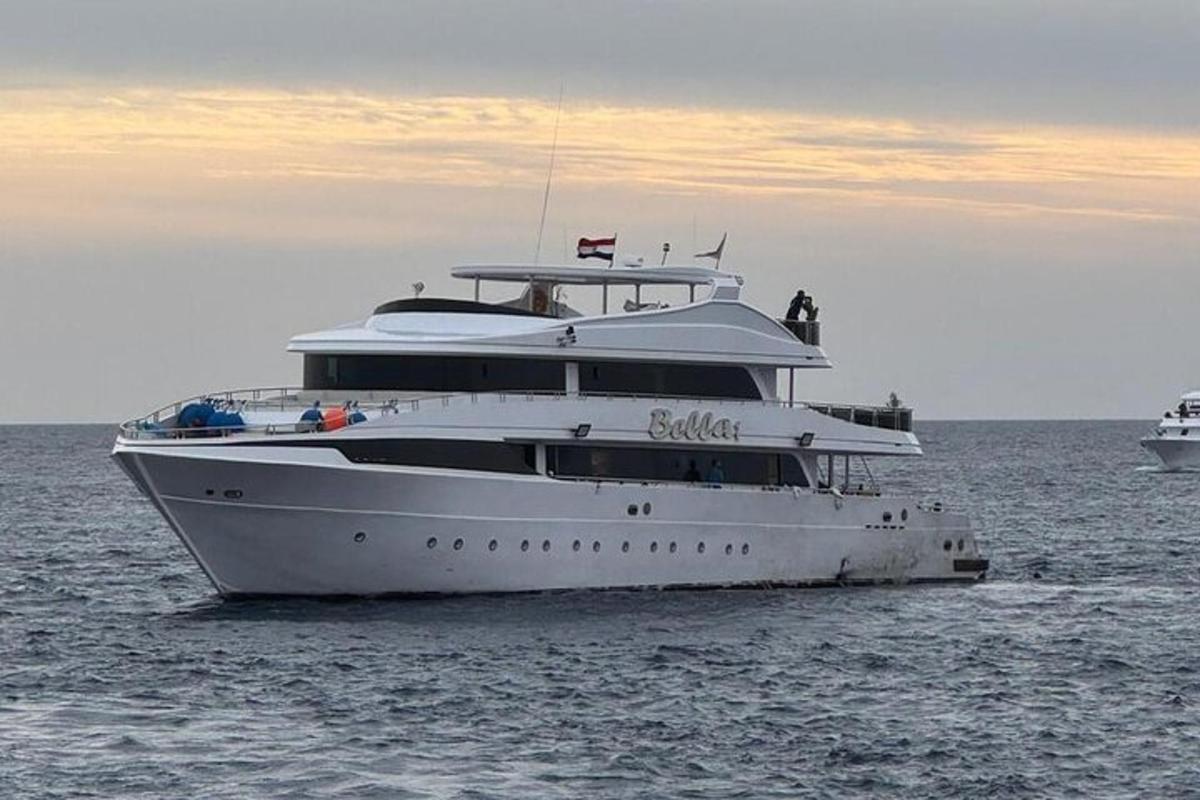 sebuah kapal layar putih di dalam air dengan dua bot lain