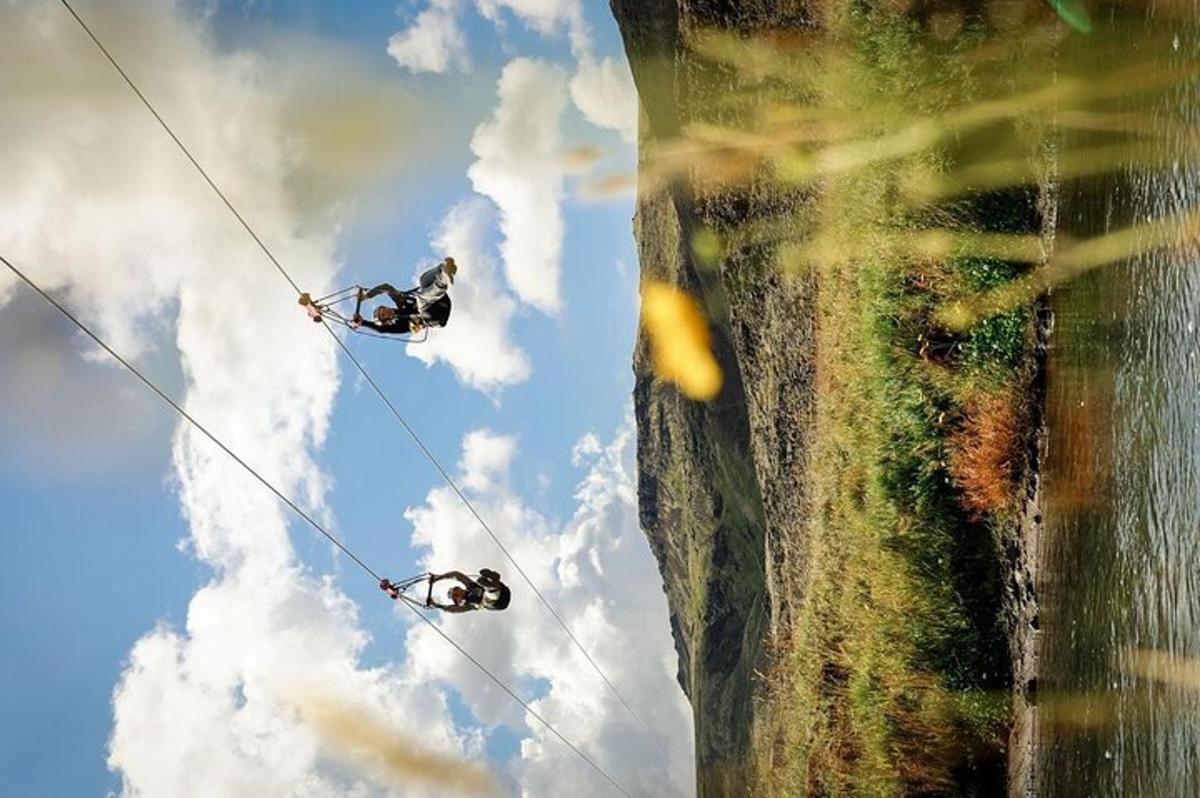 twee mensen op een zipline voor een toren