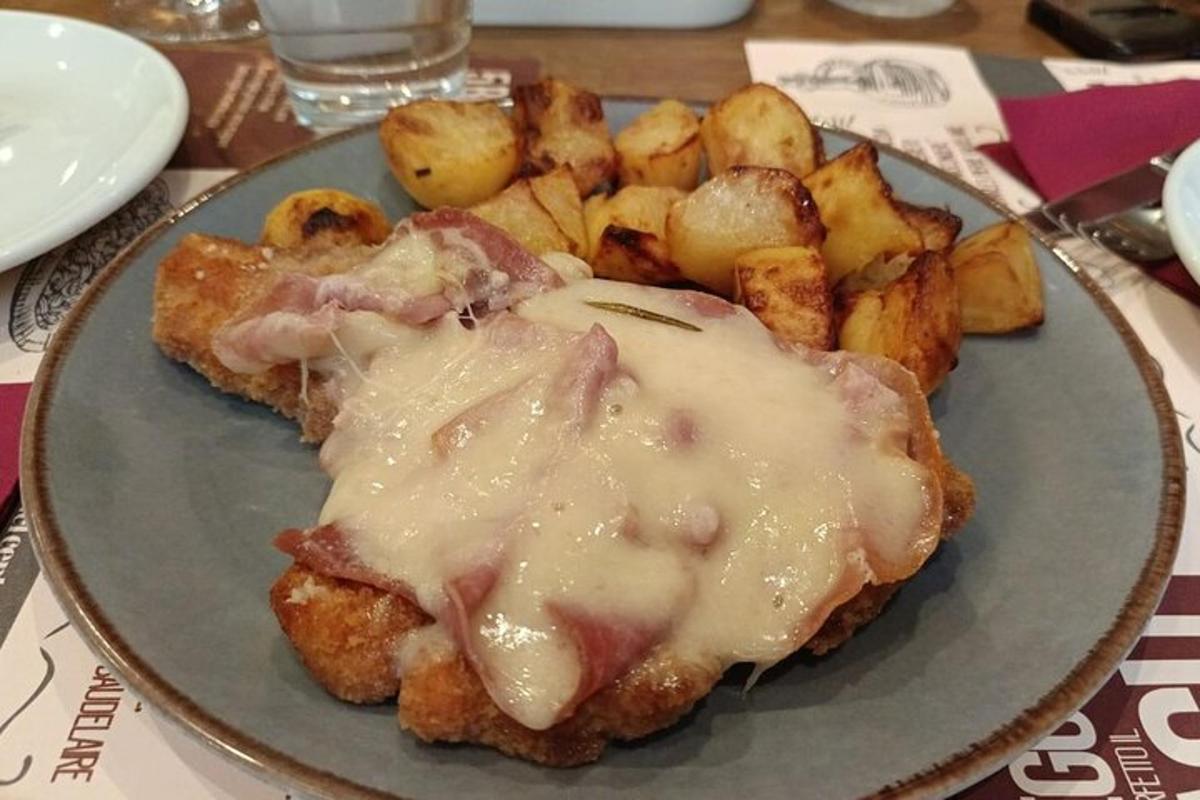 un plat de menjar amb formatge i patates a la taula