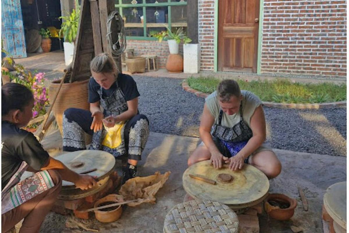 skupina lidí sedících kolem ohně