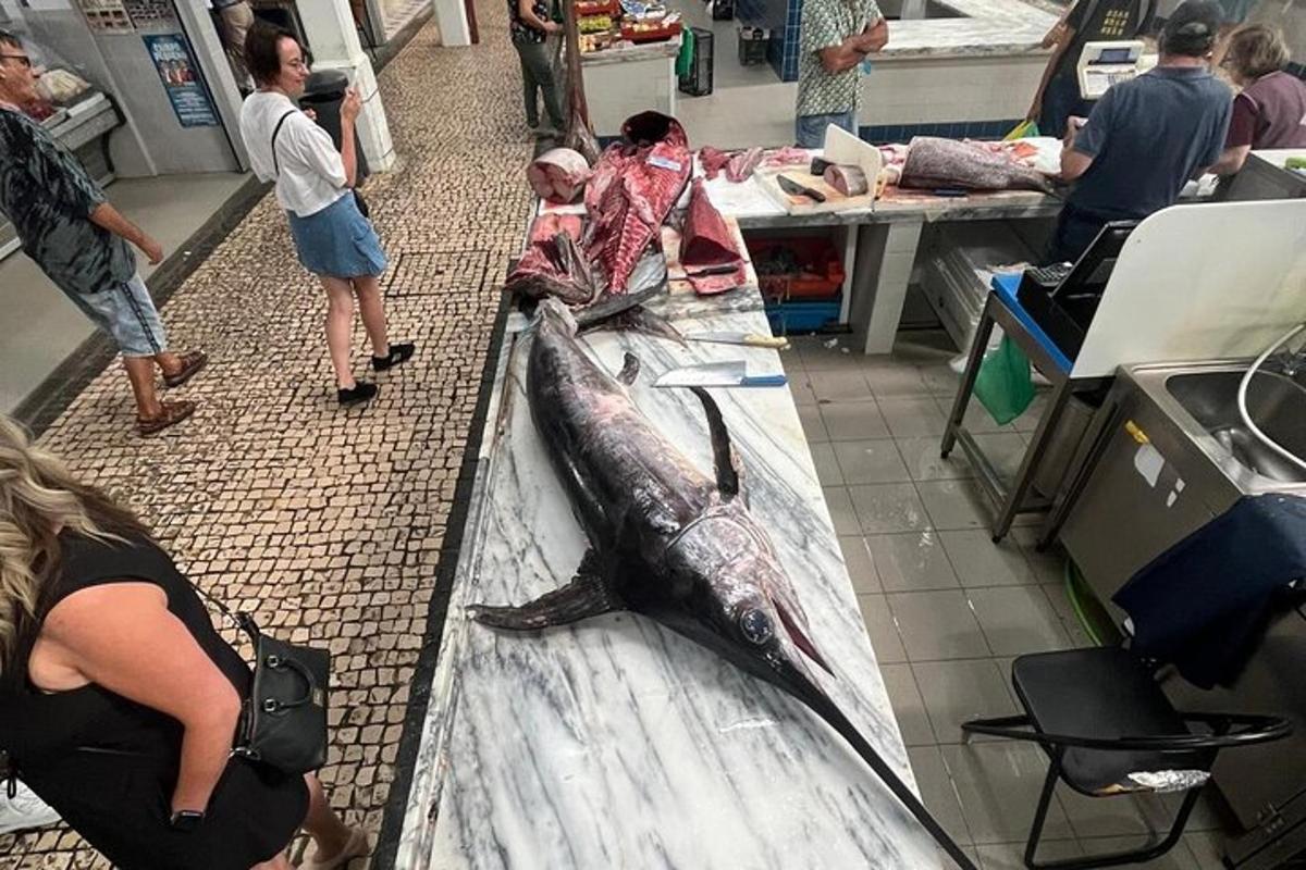 ikan mati di atas meja di sebuah kedai