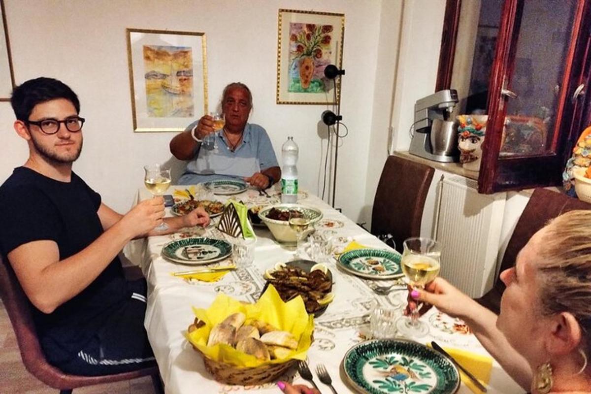 Un grupo de personas sentadas alrededor de una mesa comiendo comida