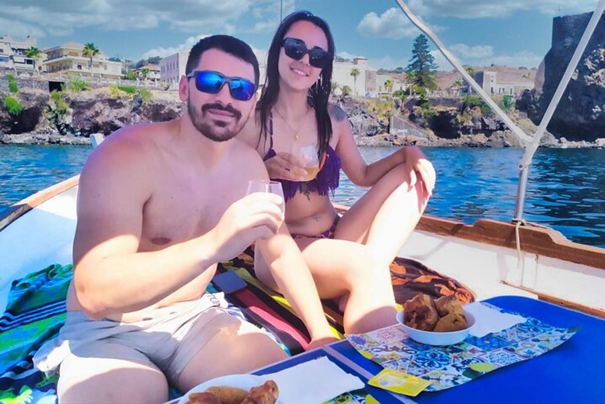 un hombre y una mujer sentados en un barco