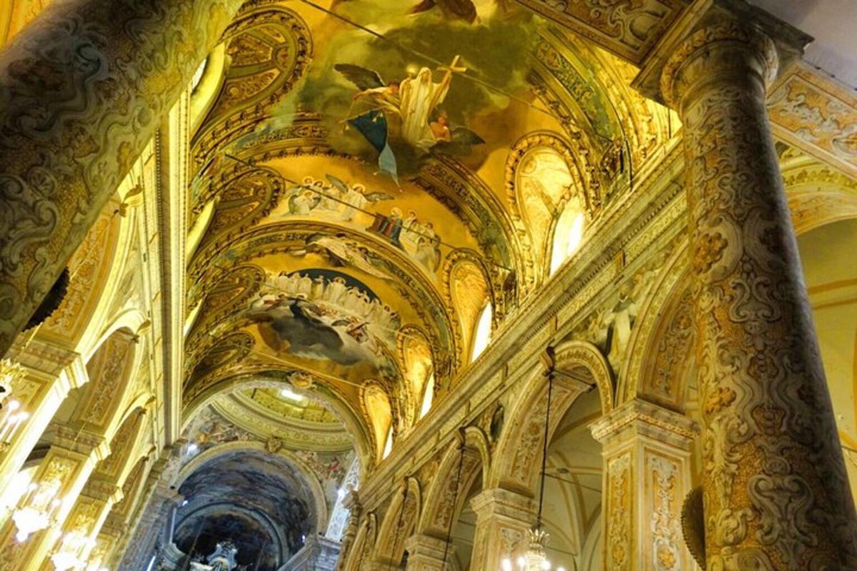Una iglesia con techos ornamentados y una pintura en el techo.