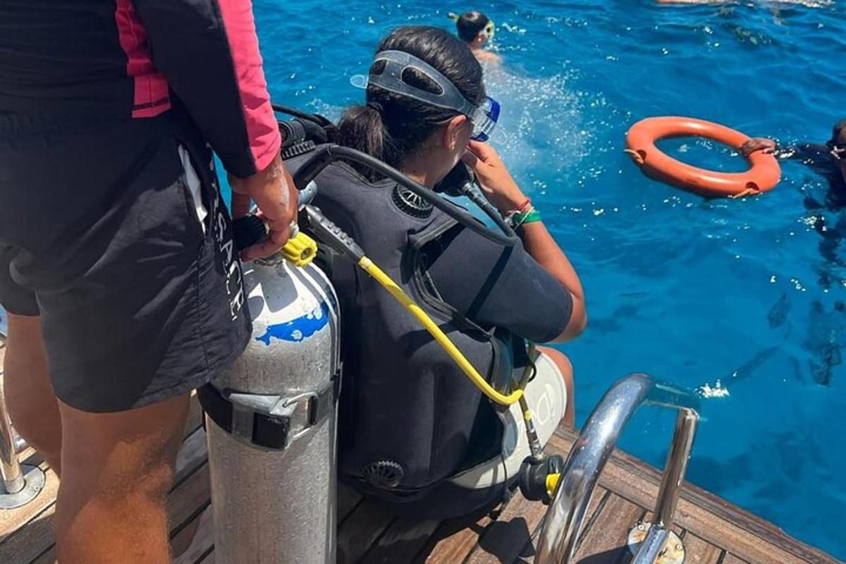 een vrouw in een boot in het water