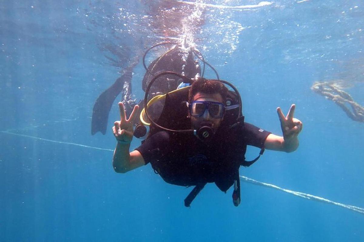 een man in een duikpak in het water