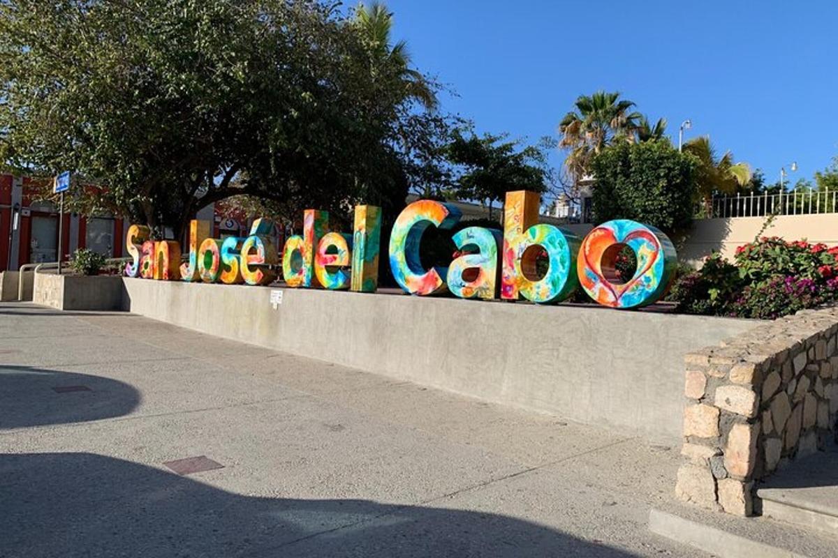 un cartello che dice calaza su un muro