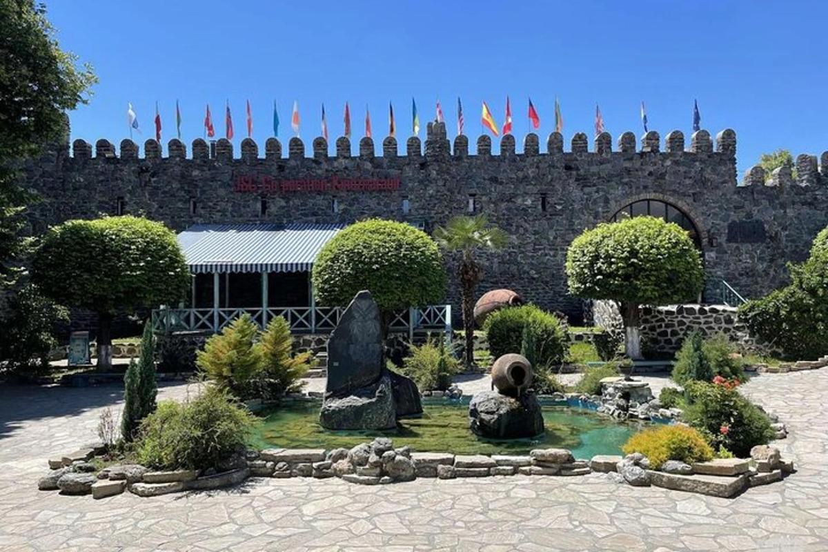 sebuah bangunan batu besar dengan taman di depannya