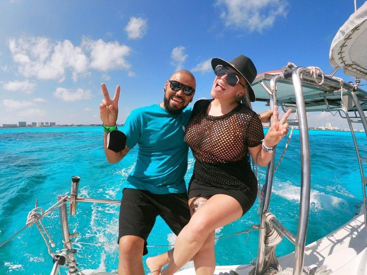 um homem e uma mulher em um barco na água