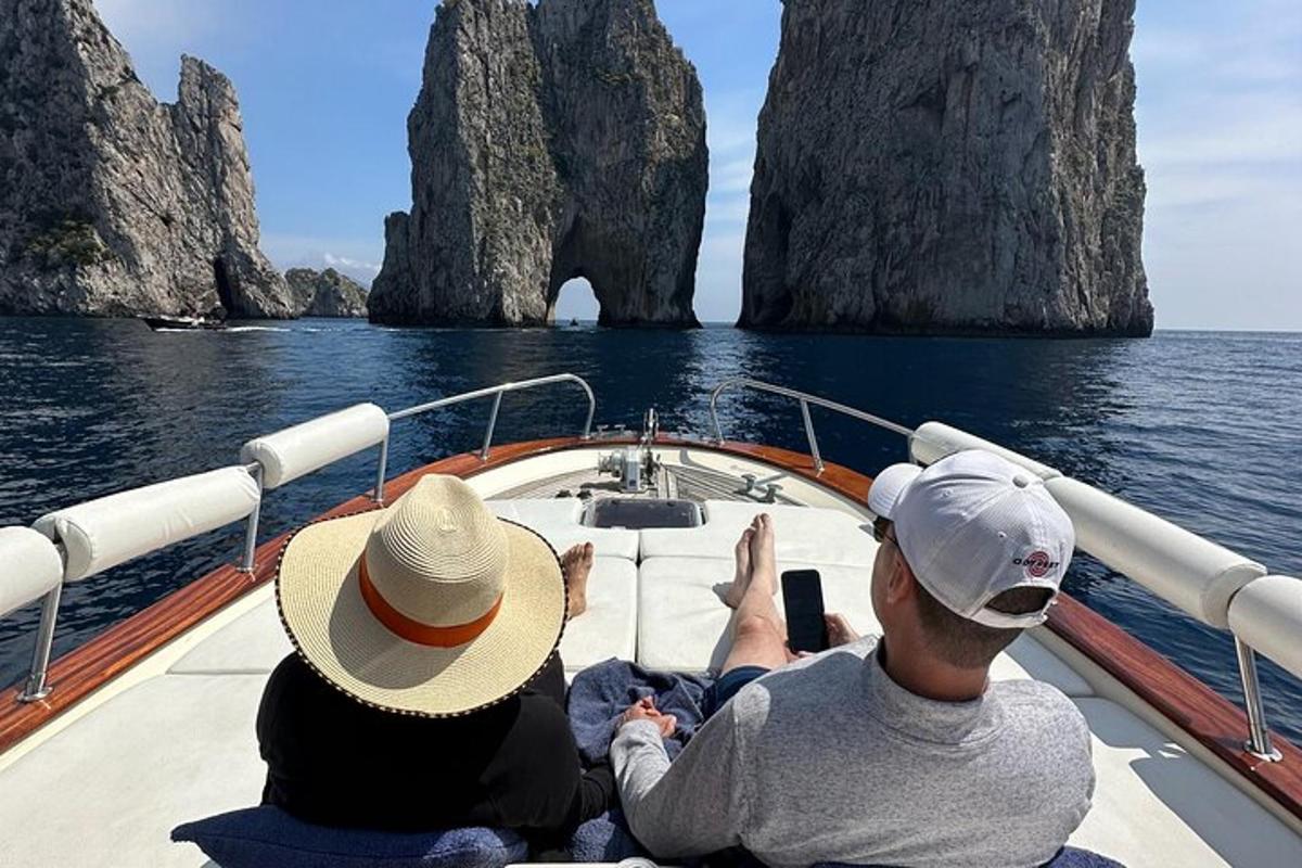 dues persones assegudes en un vaixell a l'oceà