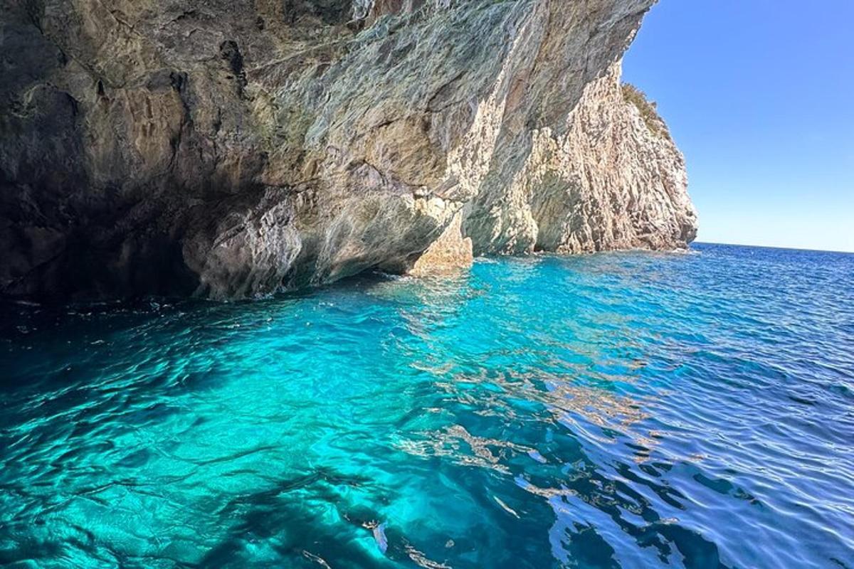 pogled na modro vodo blizu pečine