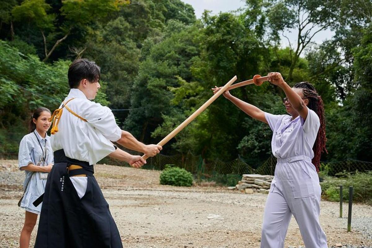 un bărbat și o femeie care joacă samurai