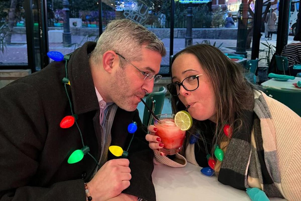 mężczyzna i kobieta siedzący przy stole z drinkiem