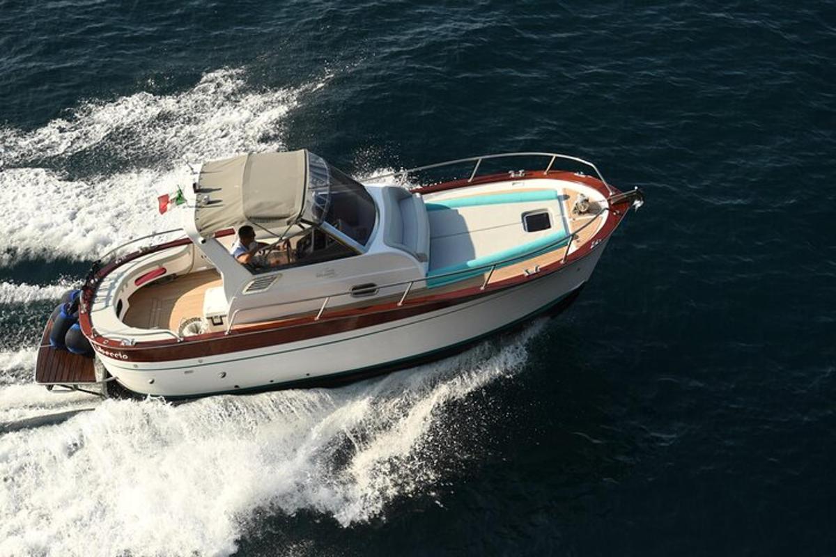 una barca in acqua sull'acqua
