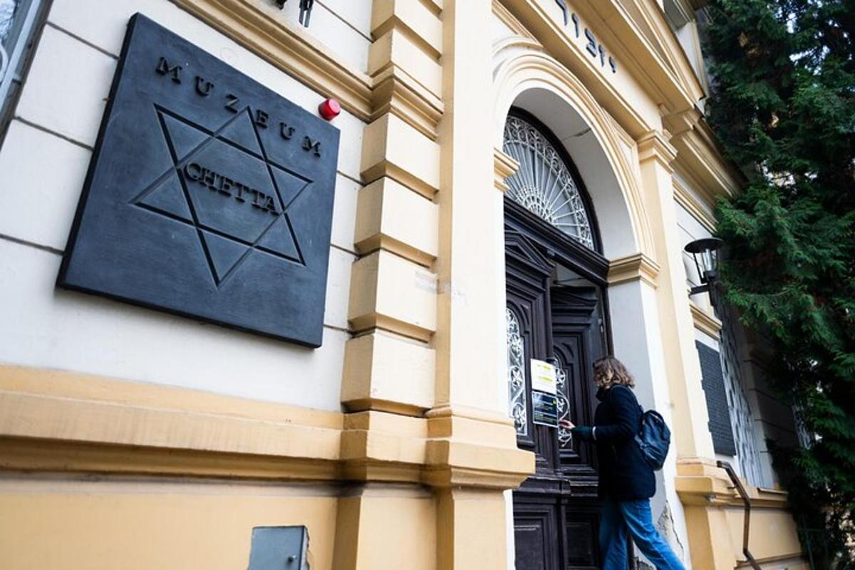 ένας άντρας που στέκεται στην πόρτα ενός κτιρίου