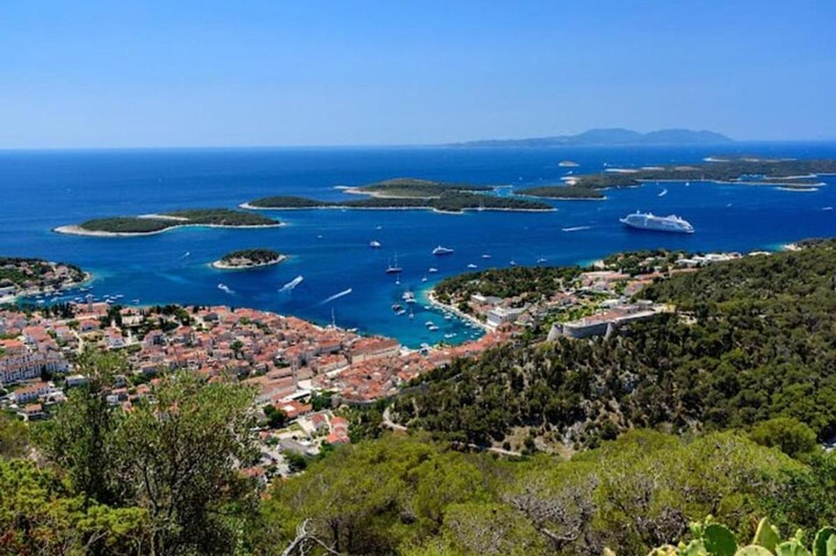 una vista aerea di un porto con barche in acqua