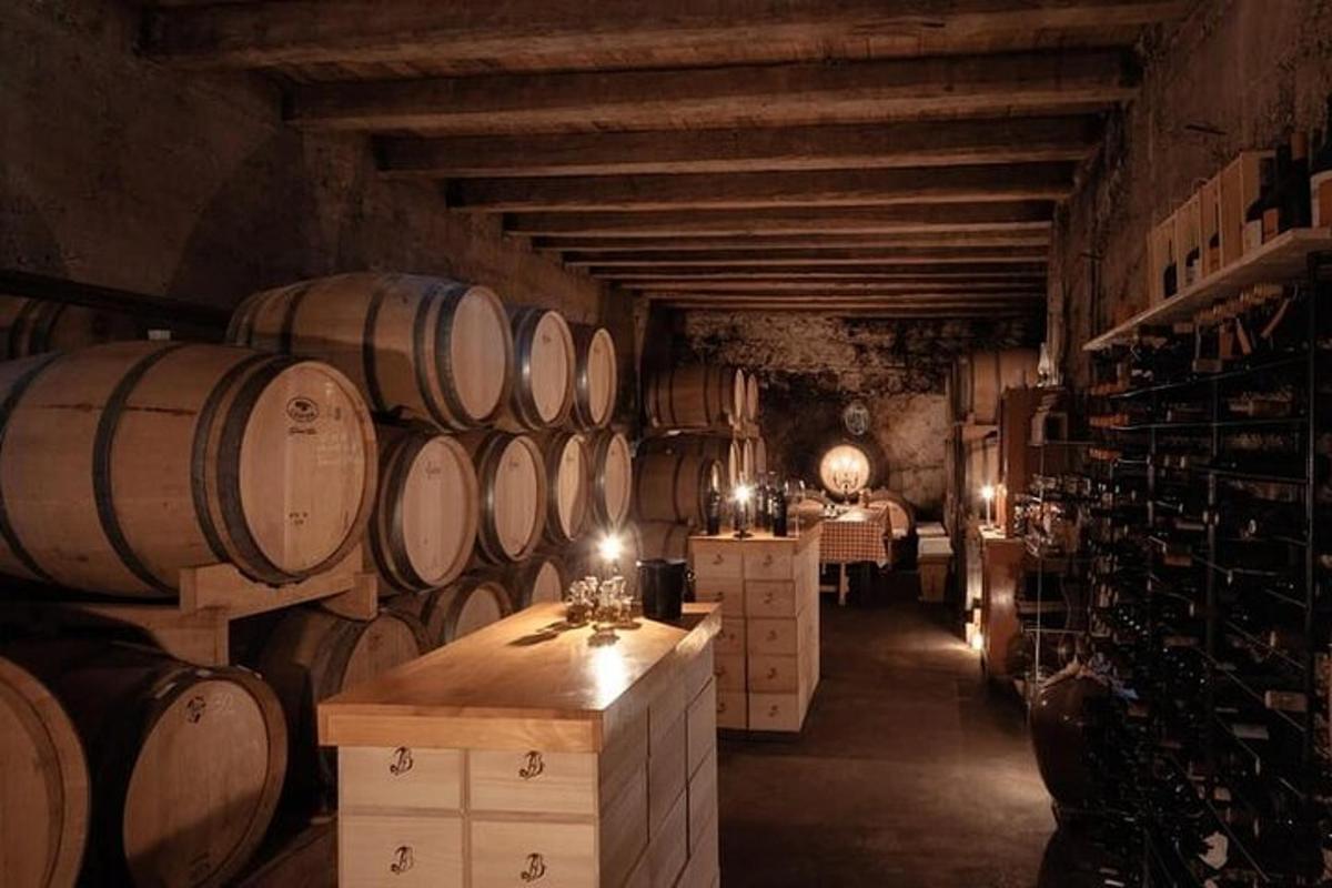 una grande stanza con un mucchio di botti di vino