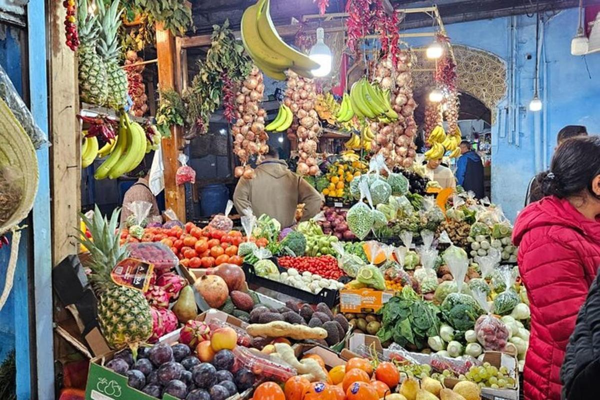 pasar dengan banyak buah-buahan dan sayuran