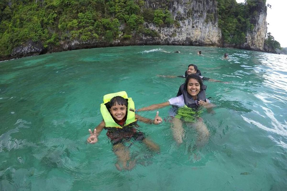 tatlong bata ang nasa tubig sa karagatan