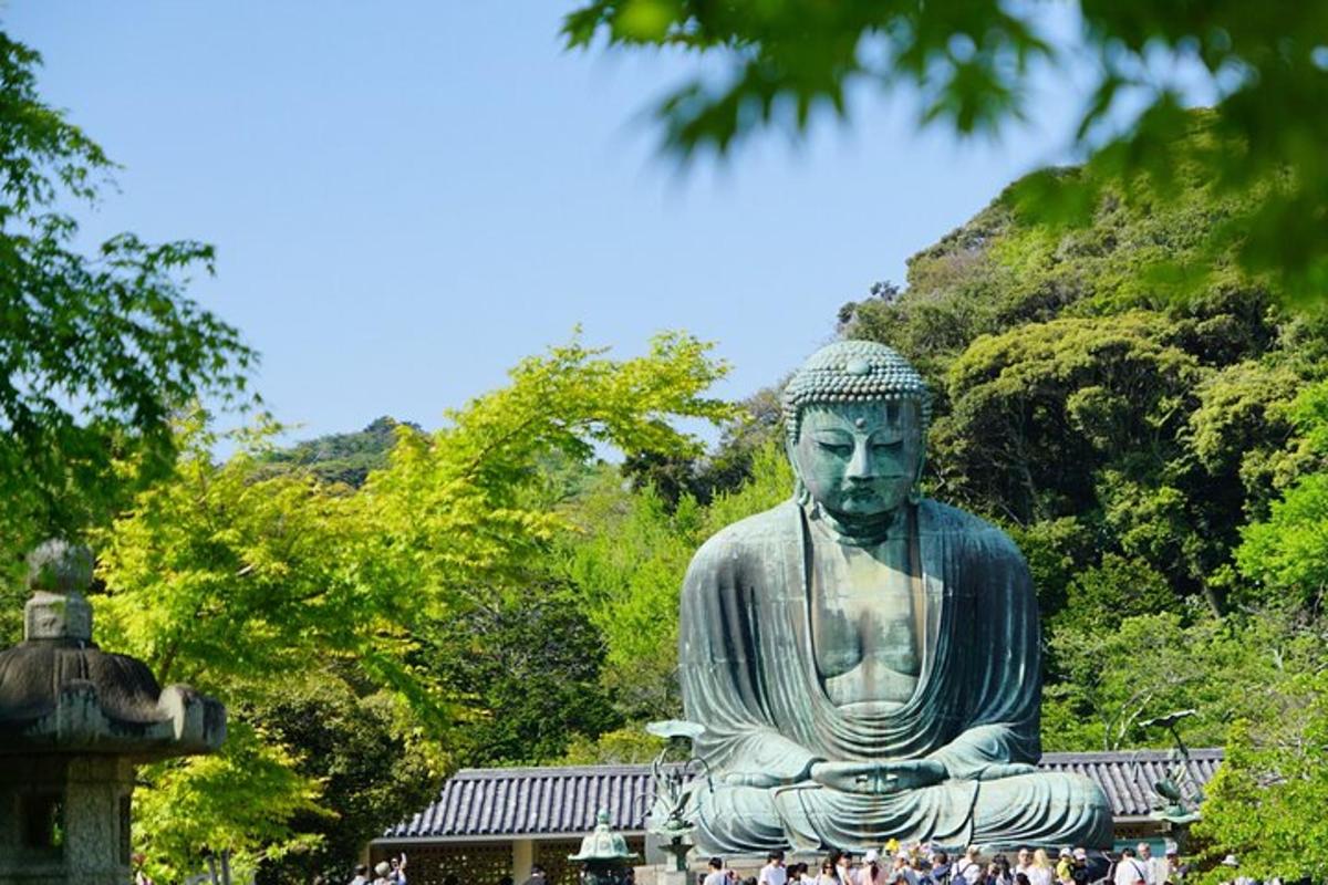 大きな像の周りに集まった人々