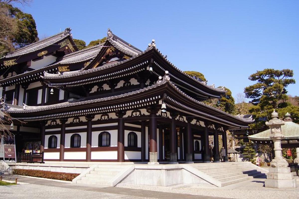 正面に噴水がある白黒の建物