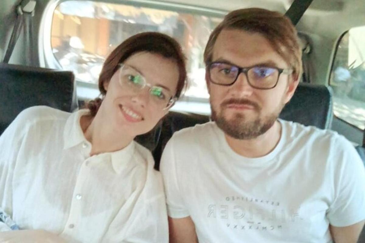 seorang lelaki dan seorang wanita duduk di atas bas