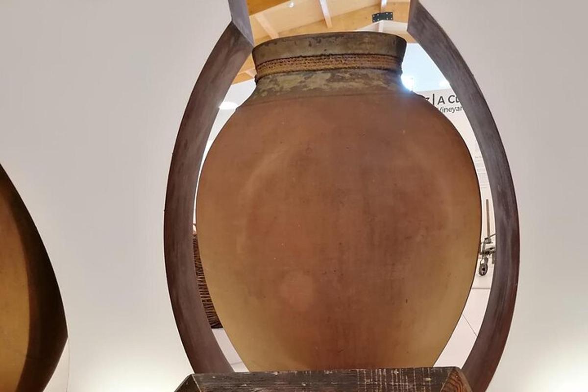 un grande vaso appoggiato su uno scaffale