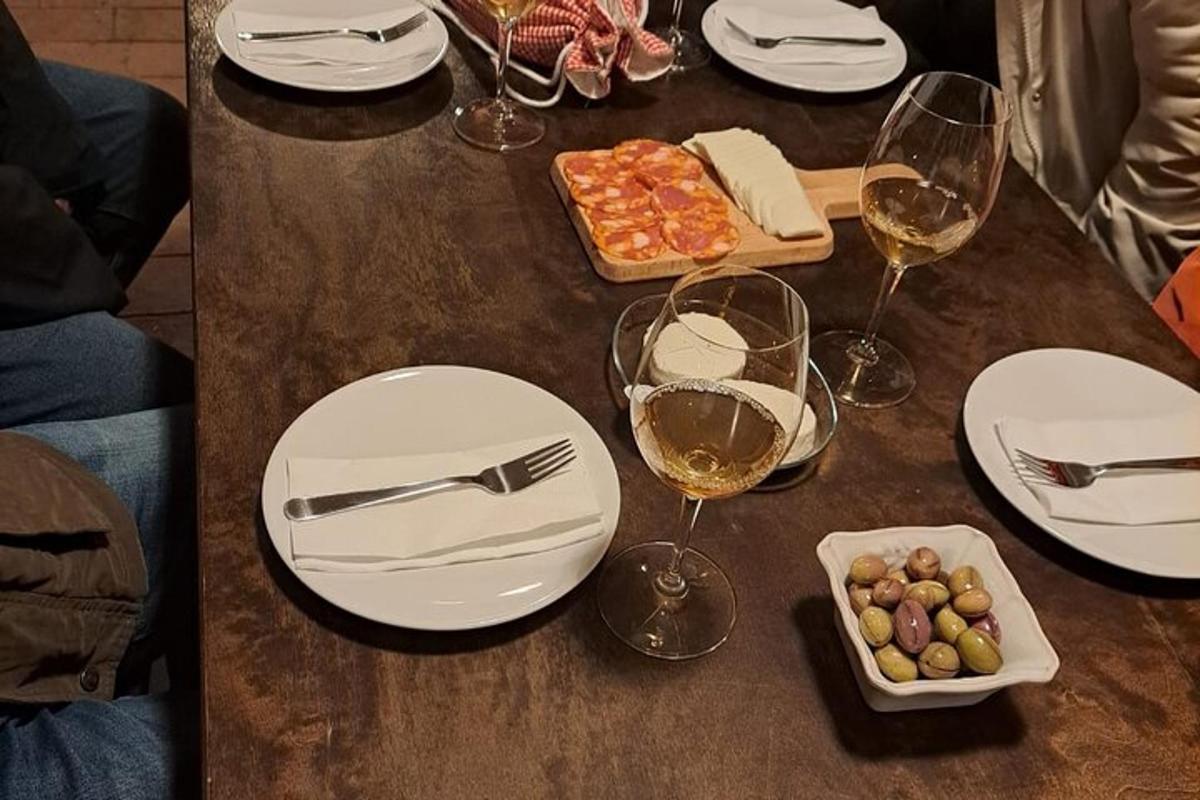 un tavolo con piatti e bicchieri di vino e cibo