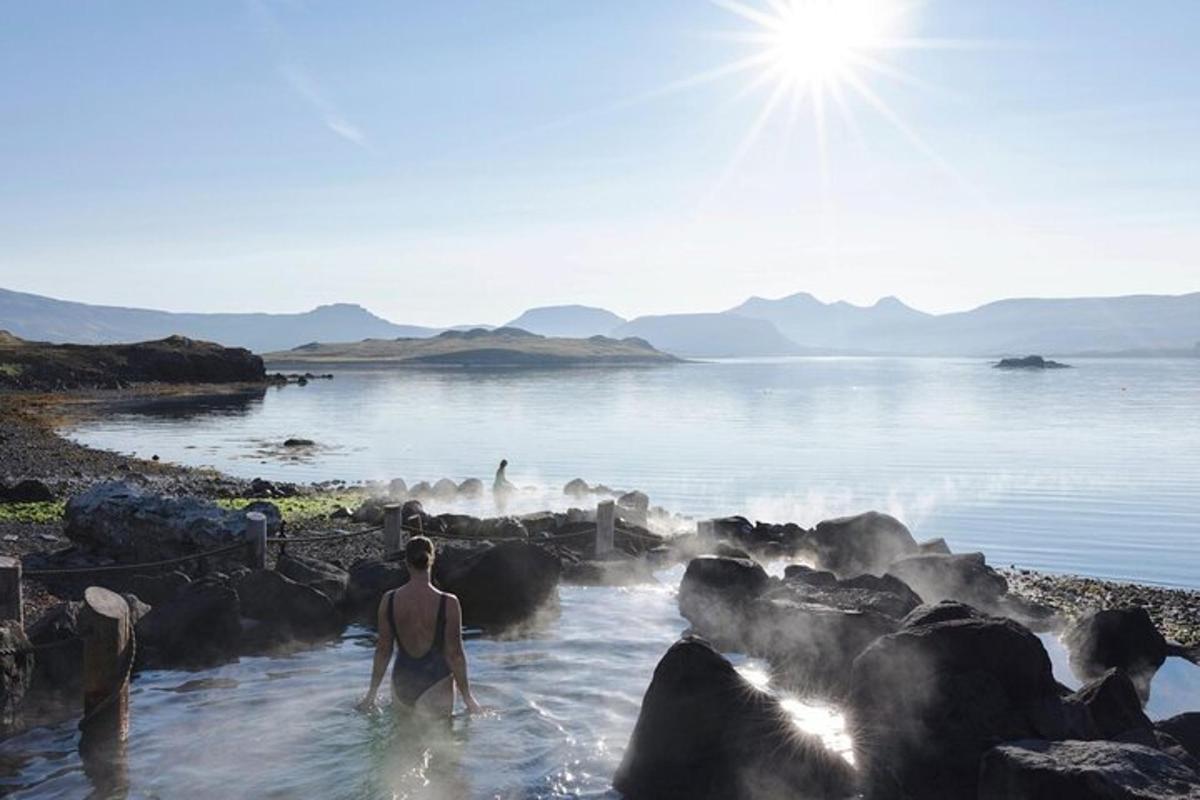 un uomo in piedi in uno specchio d'acqua