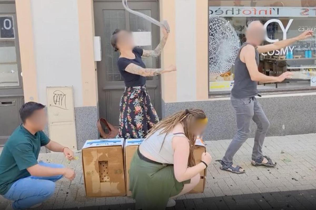 en gruppe mennesker som står foran en butikk
