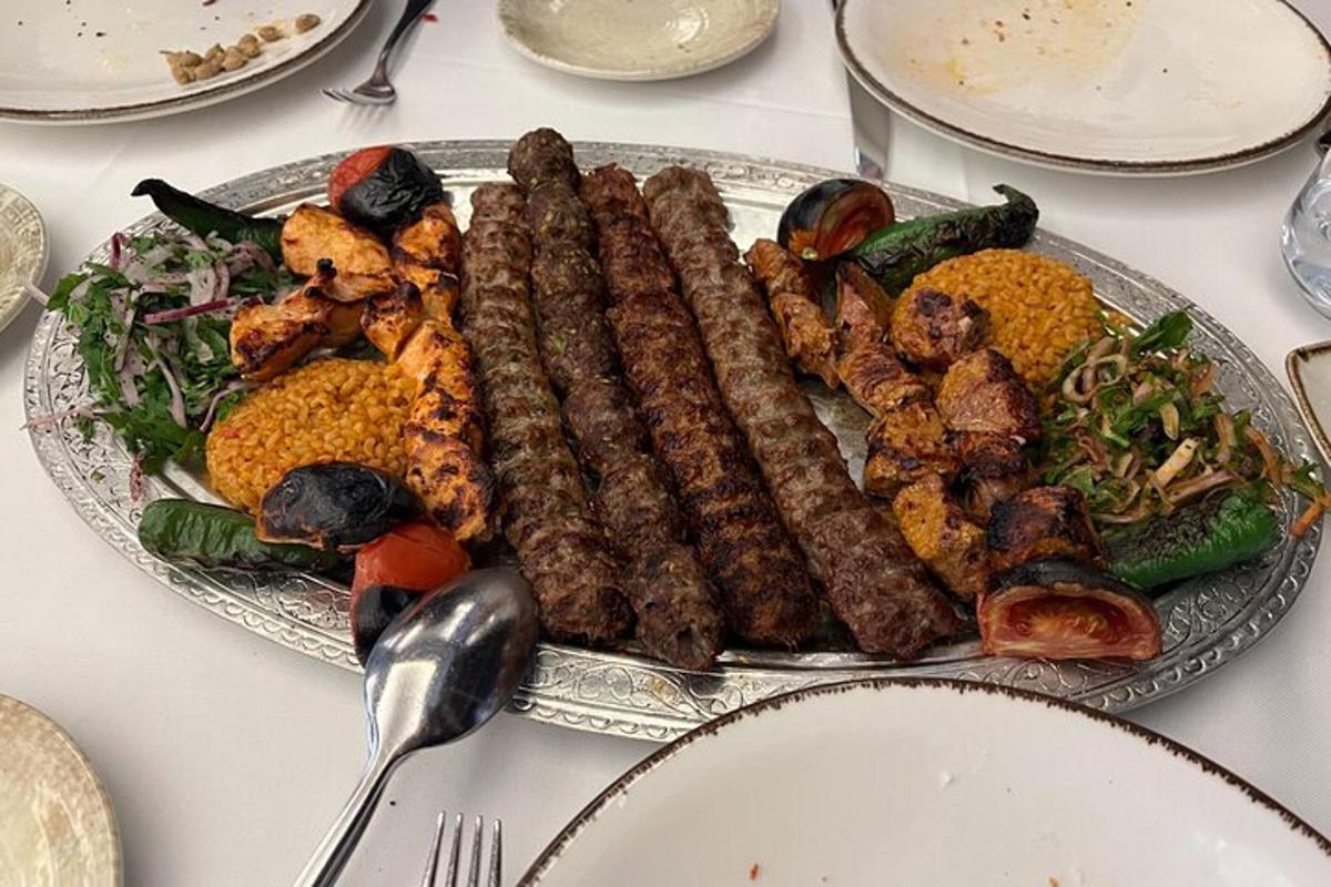o farfurie cu carne și legume pe masă