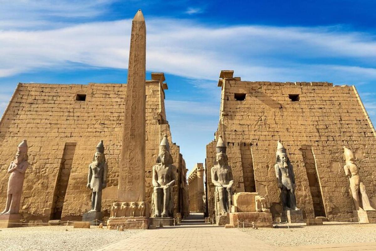 bygging með styttum af mönnum og obelisk