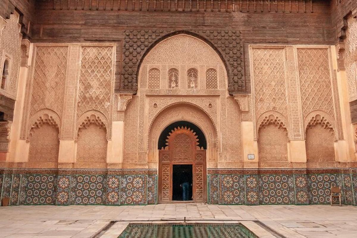 uma entrada para um edifício com uma porta grande