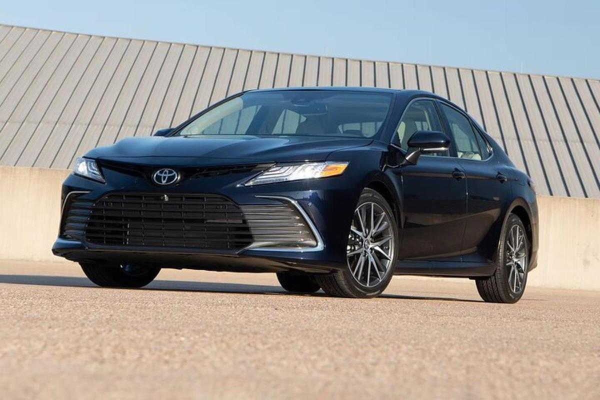 una lexusuana blu che percorre una strada
