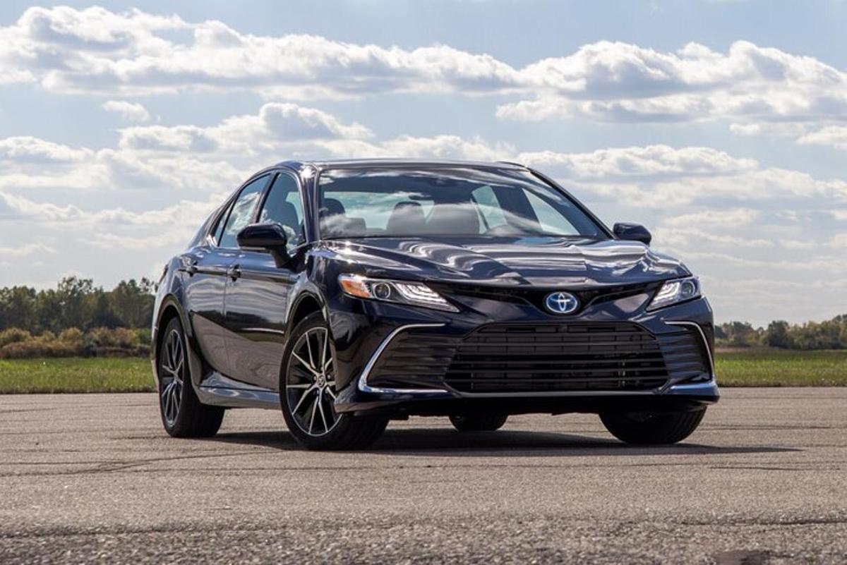 una Toyota Fortune parcheggiata su una strada