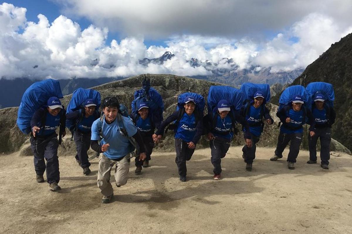 um grupo de pessoas caminhando na encosta de uma montanha