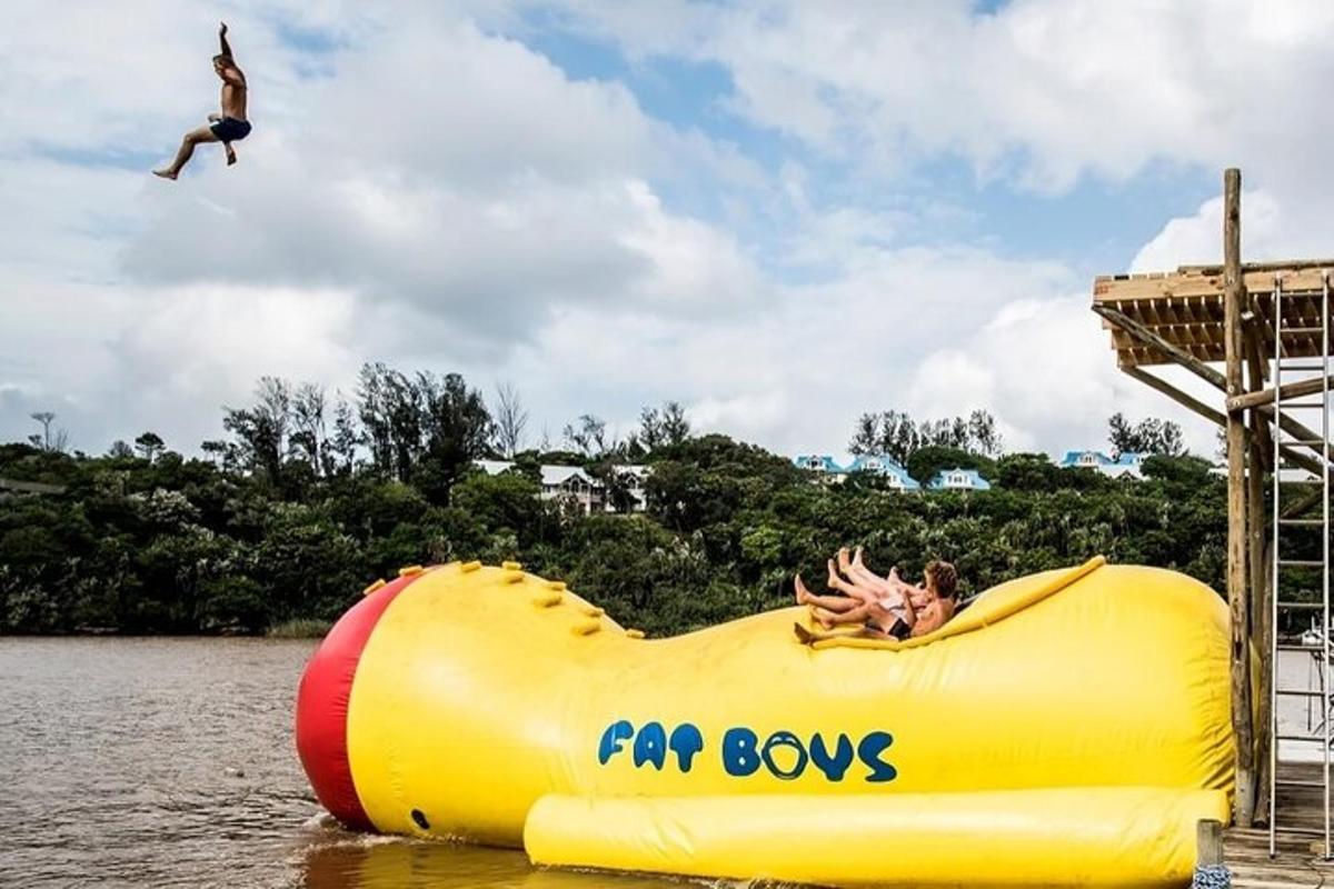 ein Mann springt von einem großen Schlauchboot im Wasser