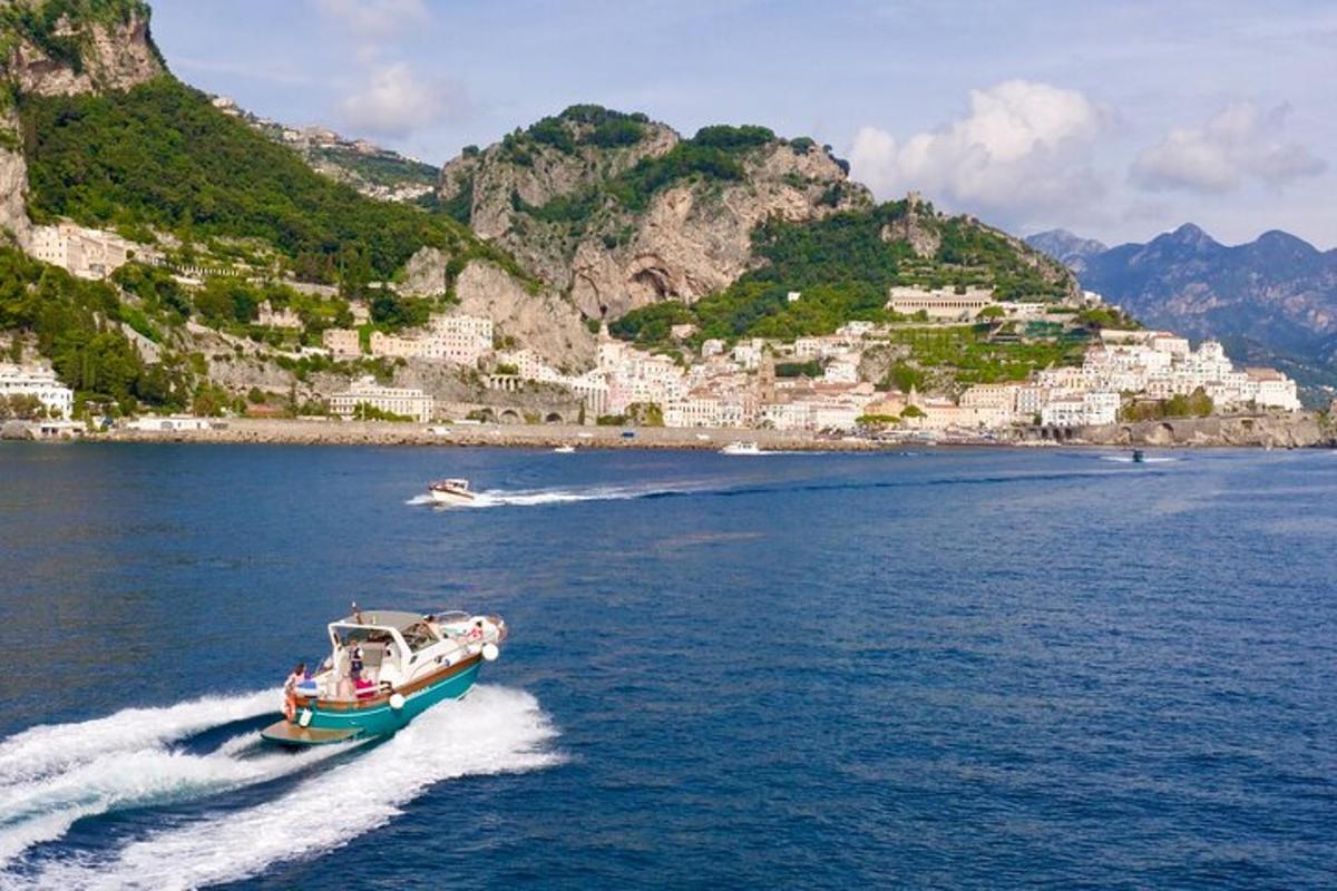 una barca su uno specchio d'acqua con una città