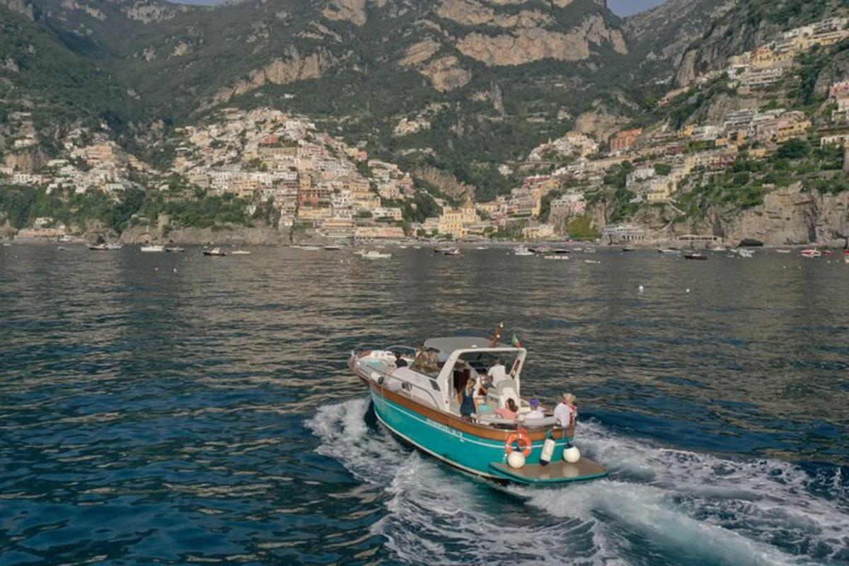 un gruppo di persone su una barca in acqua