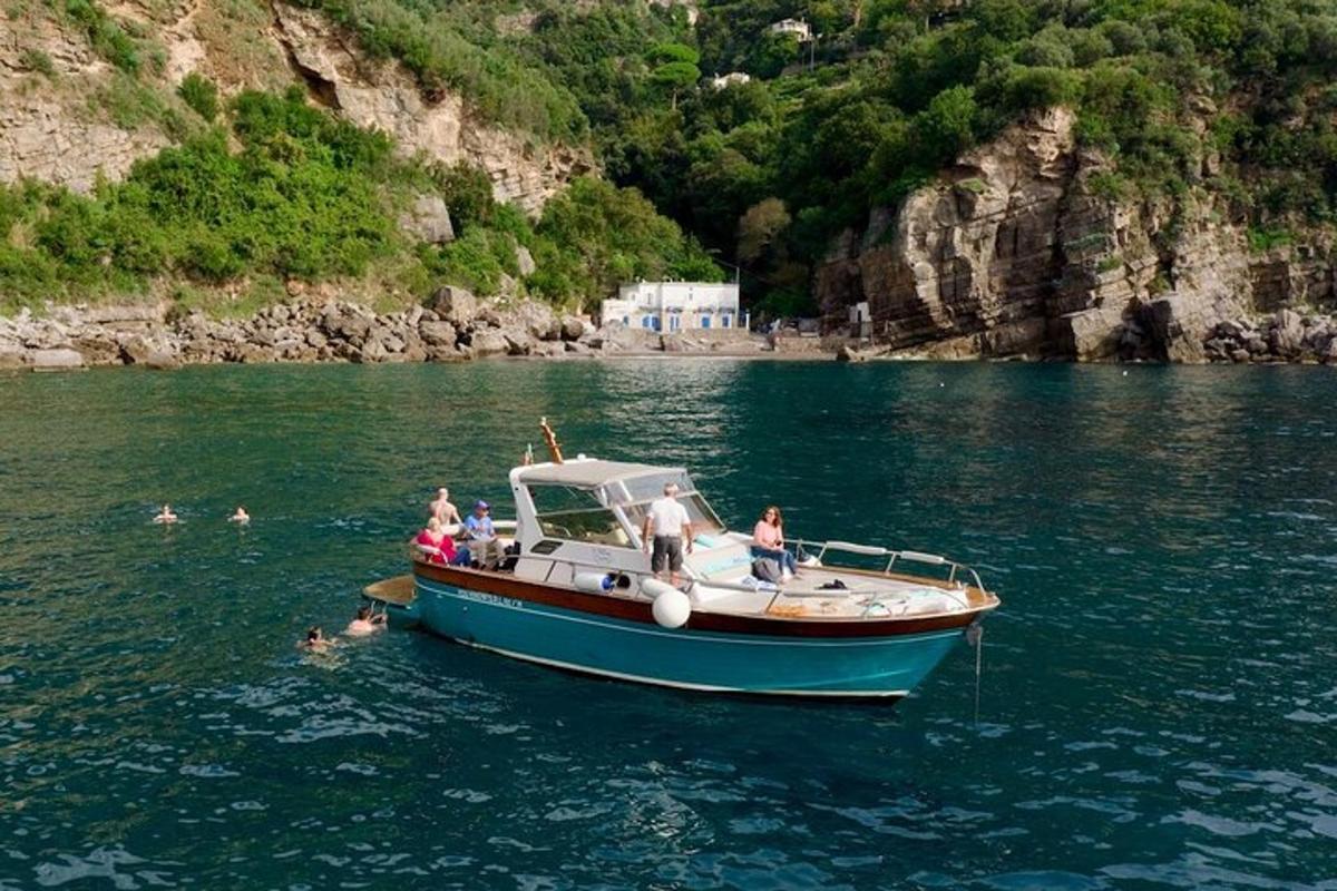 un gruppo di persone su una barca in acqua