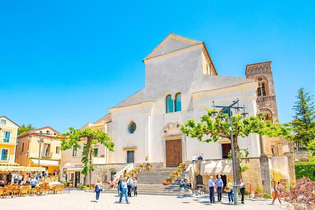 un gruppo di persone in piedi davanti a una chiesa
