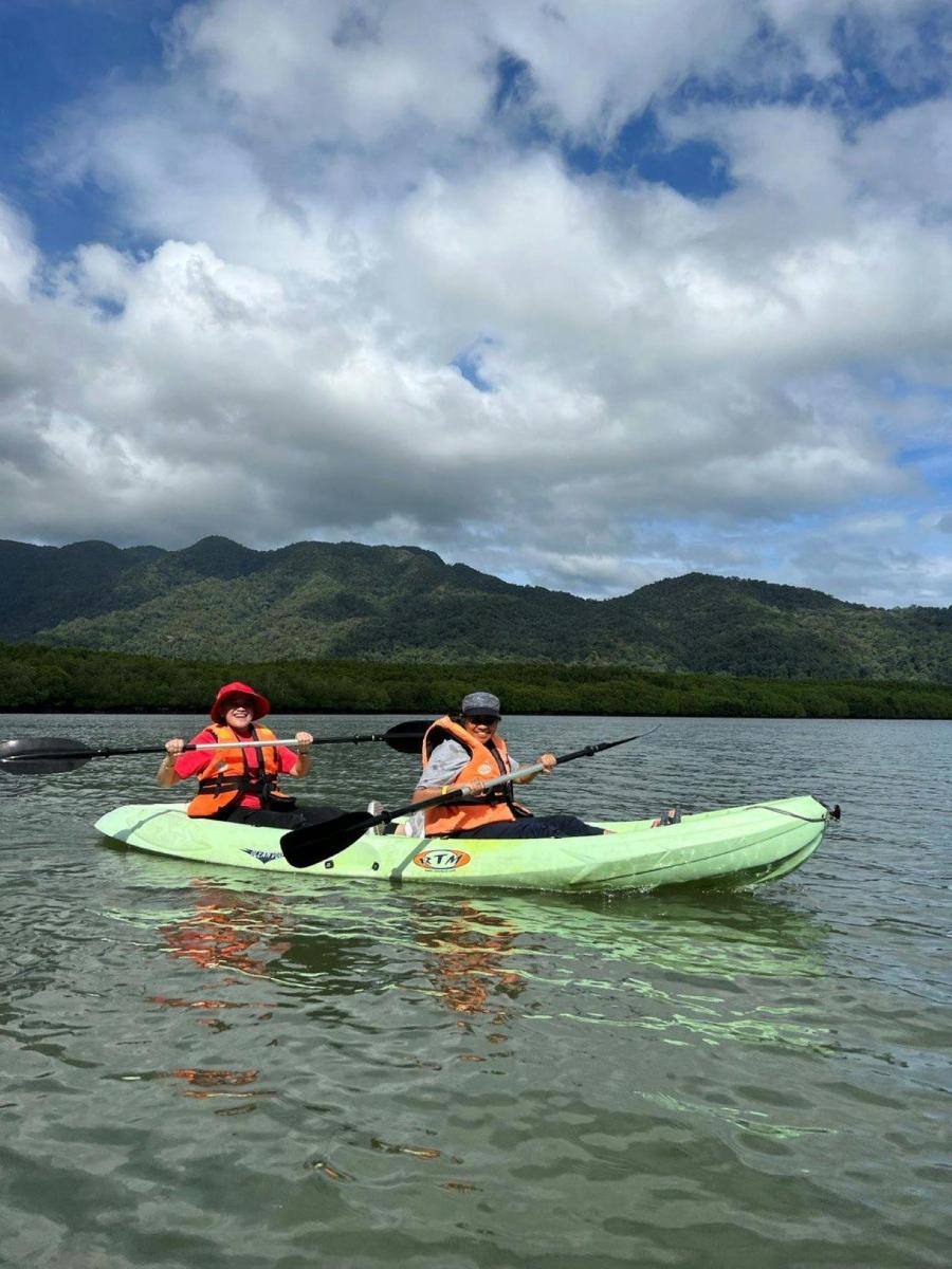 Dos personas están en un kayak en el agua.