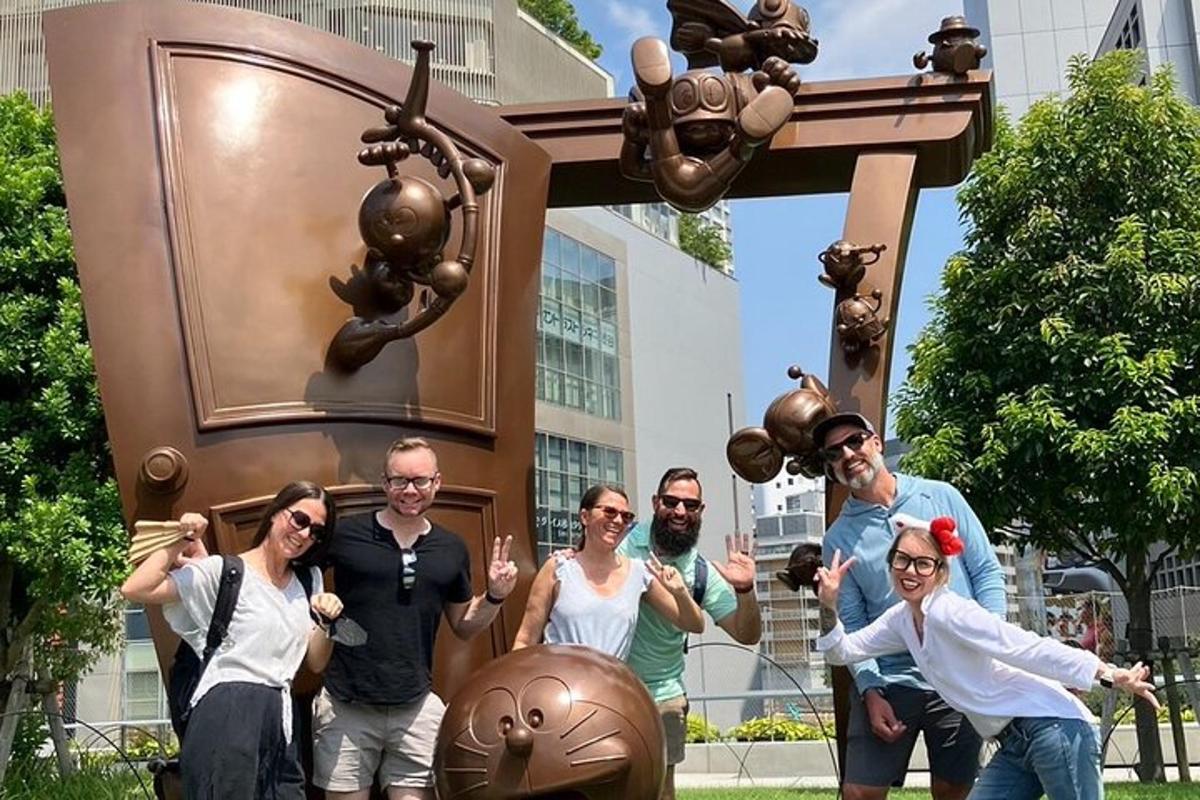 un grup de persones dempeus davant d'una estàtua de bronze